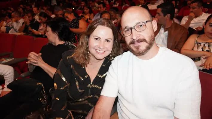 La directora de Recursos Humanos de Procter & Gamble, Belkys González, y su esposo ingeniero, Daniel Duque, disfrutaron de la presentación de Shen Yun en la Ciudad de México el 3 de mayo de 2024. (Sonia Wu / The Epoch Times)