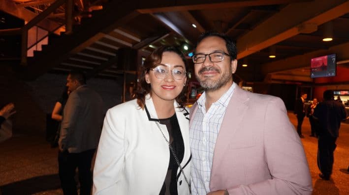 El cirujano plástico, Gerardo Solano, y Ana María Sánchez luego de ver el espectáculo de Shen Yun en el Auditorio Nacional el 3 de mayo de 2024 en la Ciudad de México, México. (Sonia Wu/The Epoch Times)