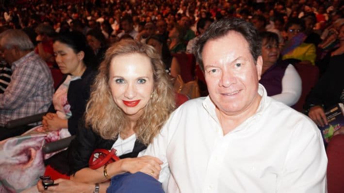 El empresario Ernesto Pérez y la Sra Sonia Junca en el espectáculo de Shen Yun Performing Arts en el Auditorio Nacional de la Ciudad de México, México, el 05 de mayo de 2024. (Sonia Wu/The Epoch Times)