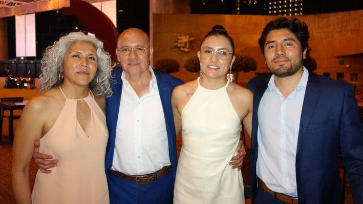 El gerente de universidad, Efrén Cuellar Martínez, y su familia vieron la sexta presentación de Shen Yun Performing Arts en el Auditorio Nacional de la Ciudad de México, México el 05 de mayo de 2024. (Lily Yu/The Epoch Times)