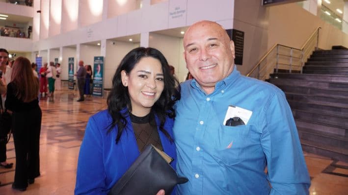 El Subdirector de Operación de Transporte Ferroviario de Guadalajara, Carlos Acuña Treviño, y la agente de ventas Elizabeth De Alba Lara, asistieron a la función de Shen Yun  2024 el 8 de mayo, en el Conjunto Santander de Artes Escénicas de la Universidad de Guadalajara, México. (Sonia Wu / The Epoch Times)