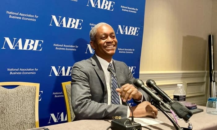 El presidente del Banco de la Reserva Federal de Atlanta, Raphael Bostic, habla con periodistas en la reunión anual de políticas de la Asociación Nacional de Economía Empresarial en Washington, el 21 de marzo de 2022. (Ann Saphir/Reuters)