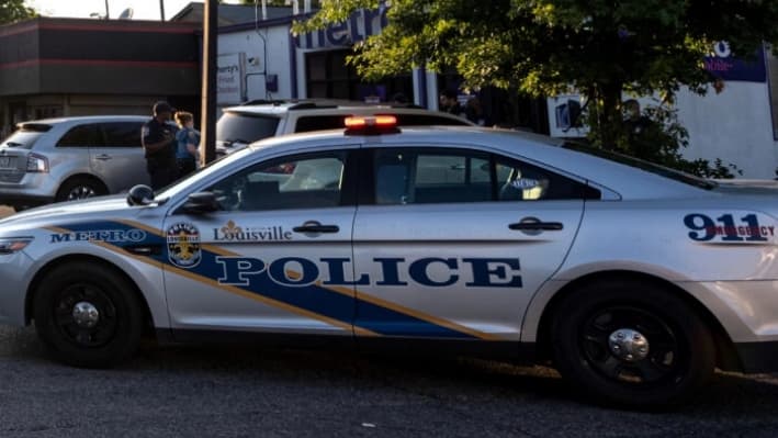 Un vehículo policial de Louisville Metro Police en Louisville, Kentucky, el 1 de septiembre de 2021. (Jon Cherry/Getty Images)
