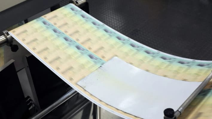 Cheques en blanco del Tesoro de Estados Unidos pasan por una impresora en las instalaciones de impresión del Tesoro de Estados Unidos en Filadelfia el 18 de julio de 2011. (William Thomas Cain/Getty Images)