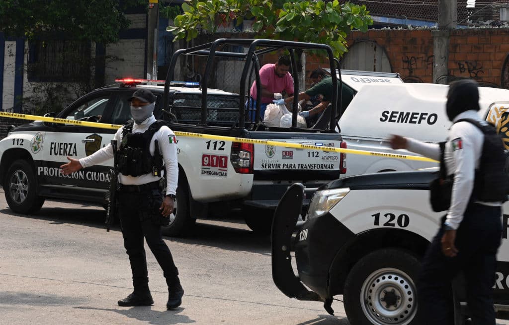 La policía hace guardia en una escena de crimen en Acapulco, estado de Guerrero, México, el 16 de mayo de 2024. (Francisco Robles/AFP vía Getty Images)