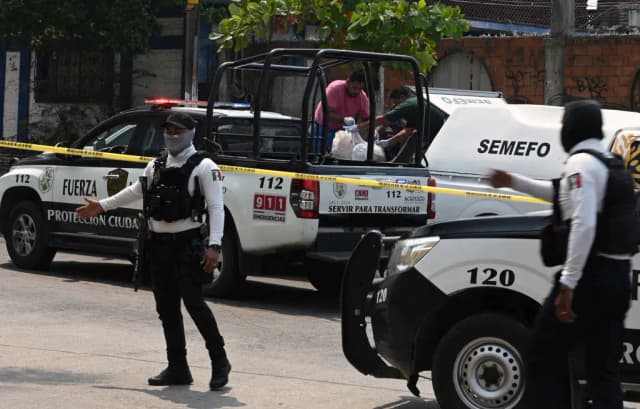 Dos muertos tras explosión de artefacto casero ante la Secretaría de Seguridad de Acapulco