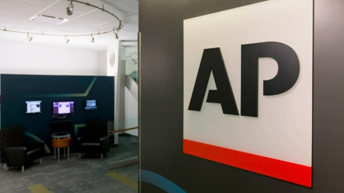 Associated Press demanda a la administración Trump por bloquear a sus periodistas