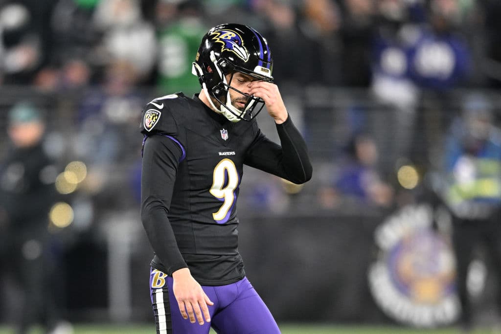 Justin Tucker #9 de los Baltimore Ravens reacciona durante el tercer cuarto después de fallar su tercera patada de la noche contra los Philadelphia Eagles en el M&T Bank Stadium el 01 de diciembre de 2024 en Baltimore, Maryland. (Greg Fiume/Getty Images)
