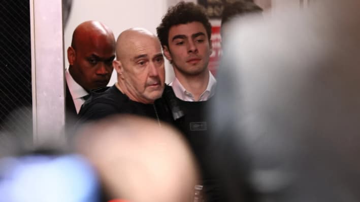 Luigi Mangione es conducido por agentes judiciales a una vista a la Corte Penal de Manhattan el 21 de febrero de 2025, en Nueva York. (Michael M. Santiago/Getty Images)