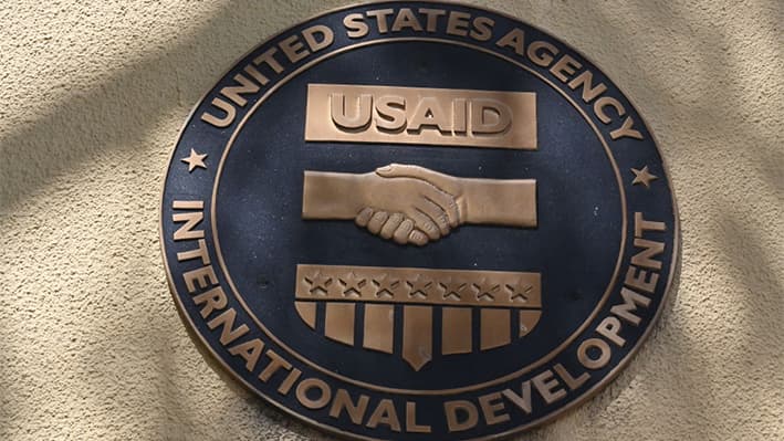 Vista del logotipo de la Agencia de Estados Unidos para el Desarrollo Internacional (USAID) en su oficina de Tegucigalpa, tomada el 6 de febrero de 2025. (ORLANDO SIERRA/AFP a través de Getty Images)