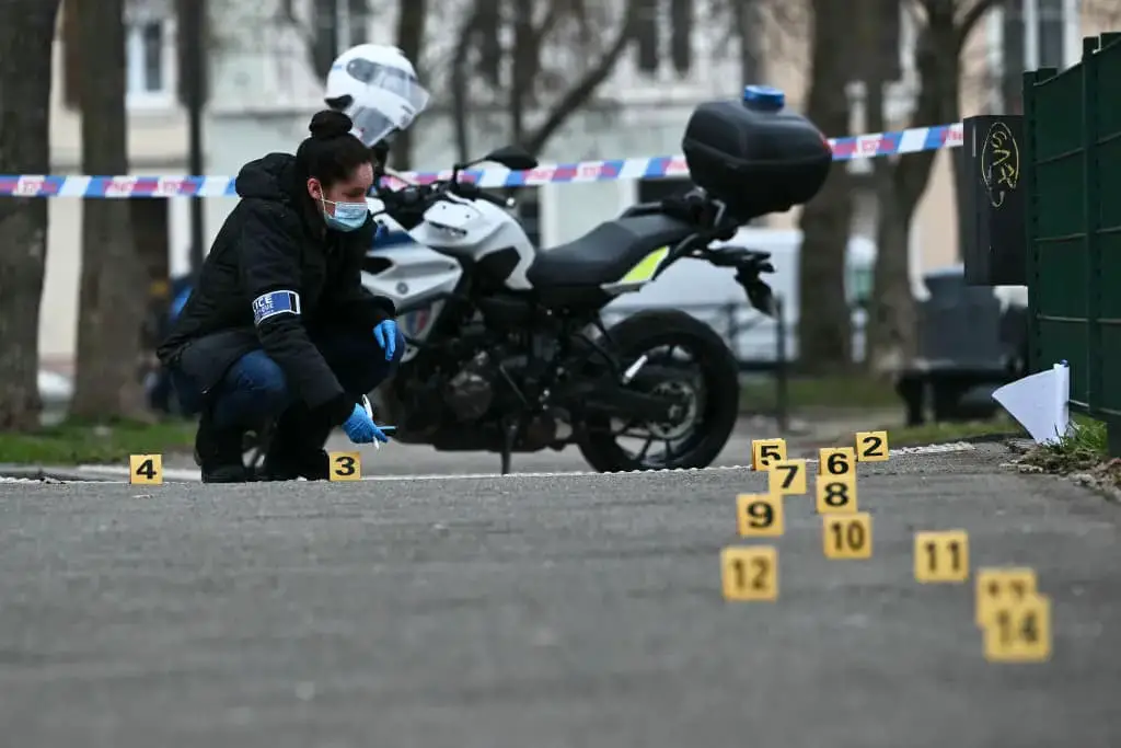 Una investigadora de la policía forense francesa trabaja para recolectar evidencia en el lugar de un ataque con arma blanca donde un hombre es sospechoso de matar a una persona y herir a dos agentes de policía municipales en Mulhouse, este de Francia, el 22 de febrero de 2025. (Sebastien Bozon/AFP vía Getty Images)