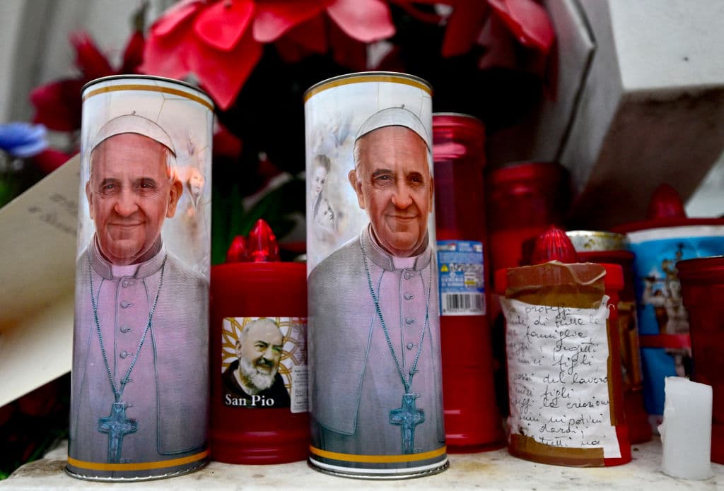 El papa Francisco permanece en estado crítico tras prolongada "crisis respiratoria", según el Vaticano