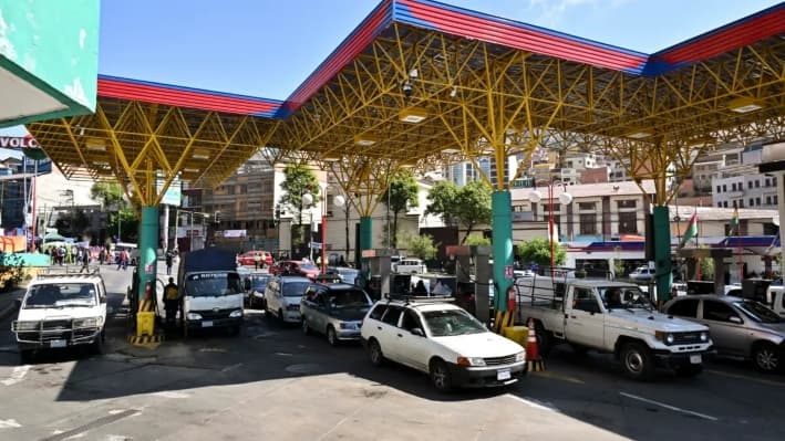 Vehículos hacen cola para repostar durante una huelga de transporte de 24 horas por la escasez de combustible en La Paz, el 23 de octubre de 2024. (Aizar Raldes/AFP vía Getty Images)