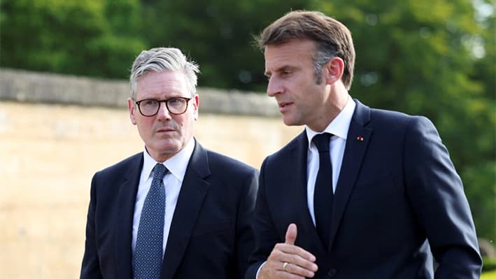 El presidente de Francia, Emmanuel Macron, habla con el primer ministro británico, Keir Starmer, durante la reunión de la Comunidad Política Europea en el Palacio de Blenheim en Woodstock, Inglaterra, el 18 de julio de 2024. (Hollie Adams - Pool/Getty Images)