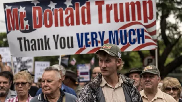 Afrikáneres hacen cola para acceder a la oferta de Trump a refugiados