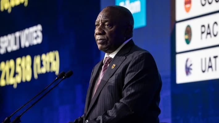 El presidente del Congreso Nacional Africano (CNA) en el poder y presidente de Sudáfrica, Cyril Ramaphosa, habla a la audiencia durante la ceremonia oficial de anuncio de los resultados de las elecciones en el Centro Nacional de Resultados del IEC, en Johannesburgo, Sudáfrica, el 2 de junio de 2024. (Chris McGrath/Getty Images)