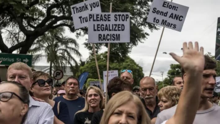 Sudafricanos blancos que apoyan al presidente de EE. UU. Donald Trump y al multimillonario tecnológico sudafricano y estadounidense Elon Musk se reúnen frente a la embajada de EE. UU. en Pretoria, el 15 de febrero de 2025. (Marco Longari/AFP a través de Getty Images)