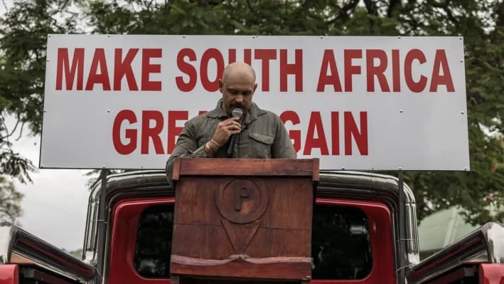El granjero sudafricano Tewie Wessels se dirige a un grupo de sudafricanos blancos que apoyan al presidente de Estados Unidos, Donald Trump, frente a la embajada de Estados Unidos en Pretoria, Sudáfrica, el 15 de febrero de 2025. (Marco Longari/AFP)