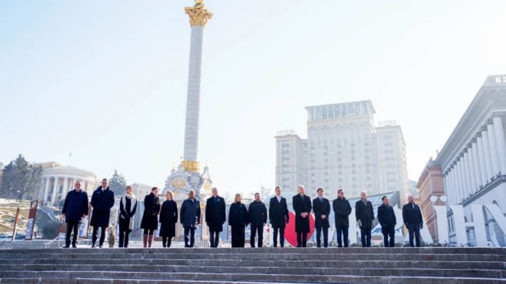 Líderes europeos junto al presidente de Ucrania Volodimir Zelenski durante una ceremonia para conmemorar el tercer aniversario de la invasión rusa a Ucrania, en la Plaza de la Independencia en Kiev, Ucrania, el 24 de febrero de 2025. (Javad Parsa/NTB/AFP vía Getty Images)
