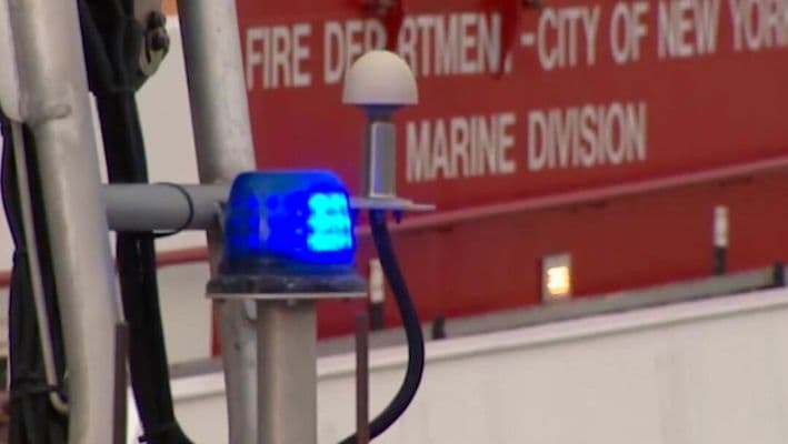 Esta imagen tomada de un video muestra un barco de rescate del FDNY en Nueva York el 24 de febrero de 2025. (WABC-TV vía AP)
