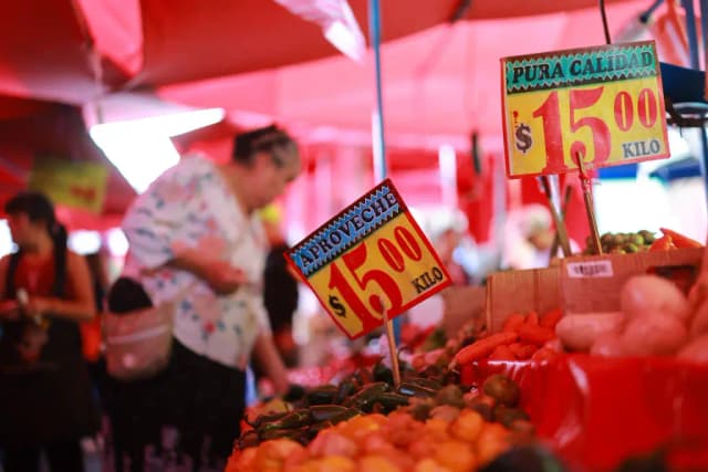 Se ven precios de verduras en un mercado callejero el 3 de febrero de 2025 en la Ciudad de México, México. (Hector Vivas/Getty Images)