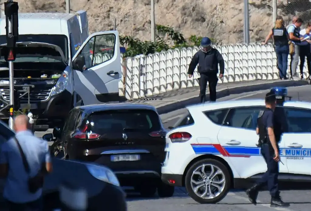 Oficiales de policía forense y personal de seguridad franceses en la ciudad de Marsella, en el sur del Mediterráneo, el 21 de agosto de 2017. (Bertrand Langlois/AFP vía Getty Images)