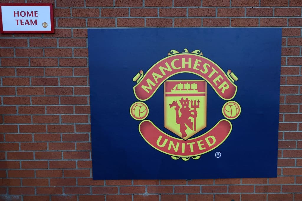 Un cartel con el logotipo del Manchester United se ve afuera del estadio, en una imagen de archivo. (Laurence Griffiths/Getty Images)