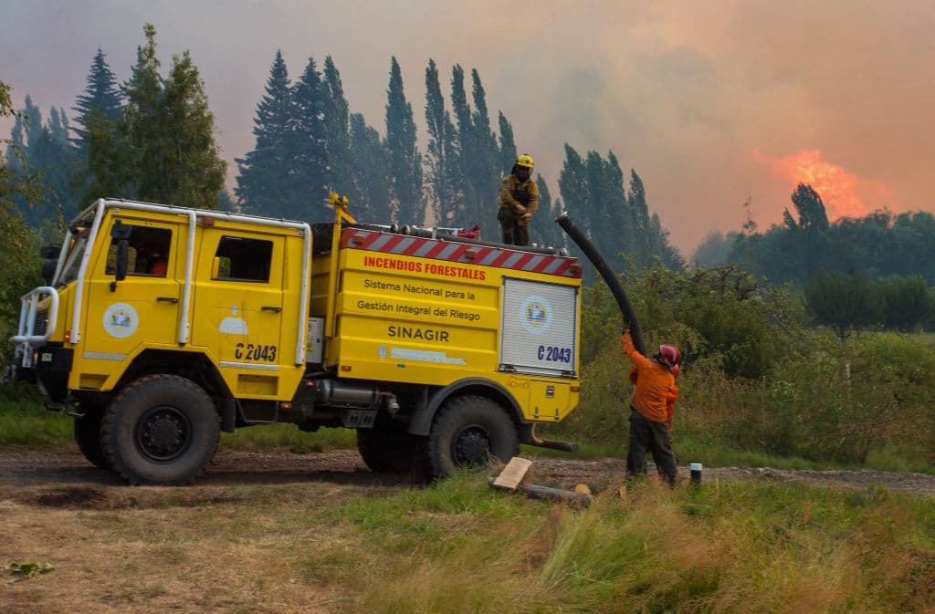 Los bomberos trabajan en un incendio forestal en las montañas de Mallin Ahogado, cerca de El Bolsón, en la provincia patagónica de Río Negro, Argentina, el 9 de febrero de 2025. (Martin Levicoy/AFP vía Getty Images)