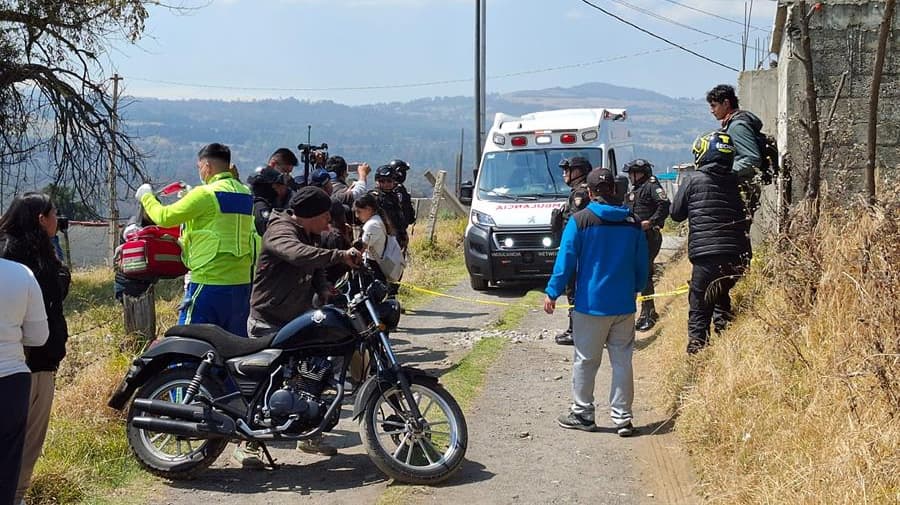 Integrantes de equipos de rescate y de la policía, acuden a la zona donde se registró un incendio este lunes 24 de febrero de 2025 en Ciudad de México (México). EFE/ Mario Guzmán
