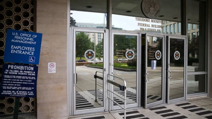La entrada al edificio federal Theodore Roosevelt, que alberga la sede de la Oficina de Gestión de Personal, en Washington, DC, el 5 de junio de 2015. (Mark Wilson/Getty Images)