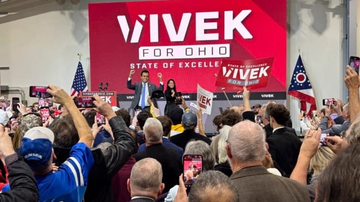 Vivek Ramaswamy se une a su esposa, Apoorva Ramaswamy, en el escenario durante el anuncio de su candidatura a la gobernación de Ohio, el 24 de febrero de 2025. (Jeff Louderback/The Epoch Times)