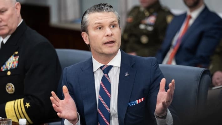 El secretario de Defensa, Pete Hegseth, habla con periodistas en Washington, el 24 de febrero de 2025. (Saul Loeb/AFP vía Getty Images)