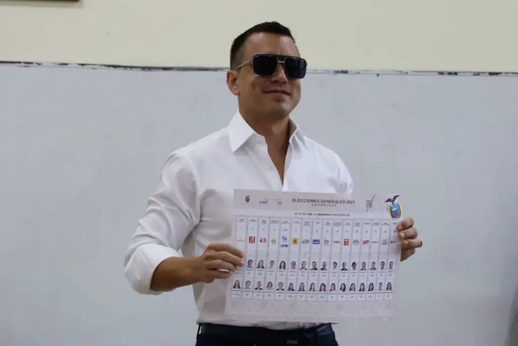 El presidente de Ecuador y candidato presidencial Daniel Noboa del movimiento político Acción Democrática Nacional (ADN) muestra su voto en la unidad educativa Antonio Moya Sánchez de Olon durante la segunda vuelta presidencial durante las elecciones presidenciales el 9 de febrero de 2025 en Olon, Ecuador. (Franklin Jacome/Getty Images)