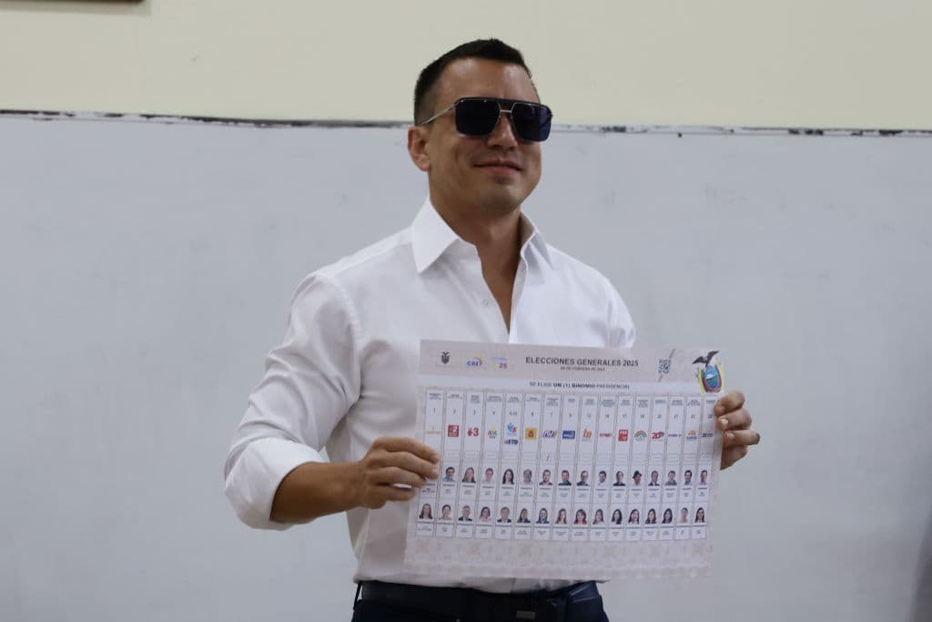 El presidente de Ecuador y candidato presidencial Daniel Noboa del movimiento político Acción Democrática Nacional (ADN) muestra su voto en la unidad educativa Antonio Moya Sánchez de Olon durante la segunda vuelta presidencial durante las elecciones presidenciales el 9 de febrero de 2025 en Olon, Ecuador. (Franklin Jacome/Getty Images)