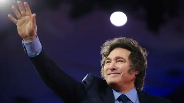 El presidente de Argentina, Javier Milei, sube al escenario durante la Conferencia de Acción Política Conservadora (CPAC) en el Gaylord National Resort & Convention Center el 22 de febrero de 2025 en Oxon Hill, Maryland. (Kayla Bartkowski/Getty Images)