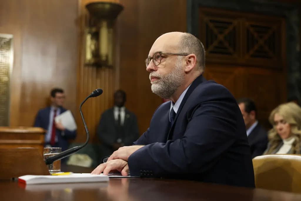 El entonces candidato a Director de la Oficina de Gestión y Presupuesto, Russell Vought, testifica durante la audiencia de nominación del Comité Bancario del Senado en el Edificio Dirksen del Senado en Washington el 22 de enero de 2025. (Kayla Bartkowski/Getty Images)