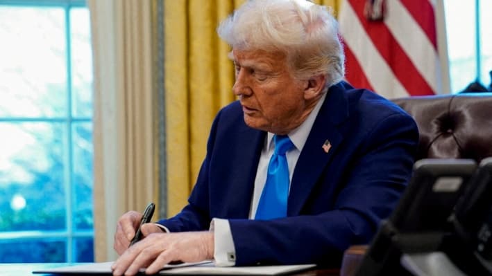 El presidente Donald Trump firma un documento en la Oficina Oval de la Casa Blanca, en Washington, el 4 de febrero de 2025. (Reuters/Elizabeth Frantz/Foto de archivo)