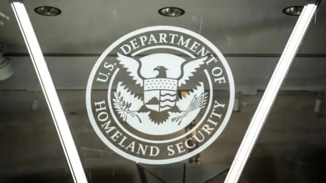 El DHS dice que los inmigrantes en EE. UU. tendrán que registrarse o enfrentarse a sanciones