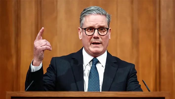 El primer ministro británico, Sir Keir Starmer, habla durante una conferencia de prensa en la sala de prensa de Downing Street, en Londres, el 21 de enero de 2025. (Henry Nicholls/WPA Pool/Getty Images)