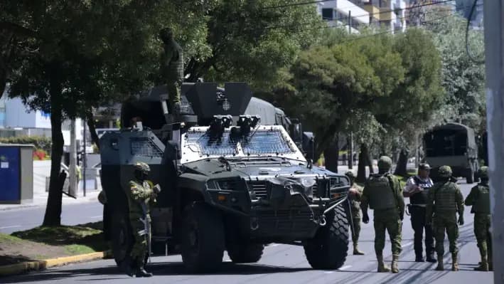 Policías y militares se ven en Quito (Ecuador) el 19 de enero de 2025. (Rodrigo Buendia/AFP vía Getty Images)
