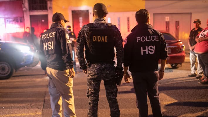 El equipo de Investigaciones de Seguridad Nacional (HSI) y un policía guatemalteco (c) se encuentran en la escena de una redada, el 29 de mayo de 2019 en la Ciudad de Guatemala (Guatemala). (John Moore/Getty Images)