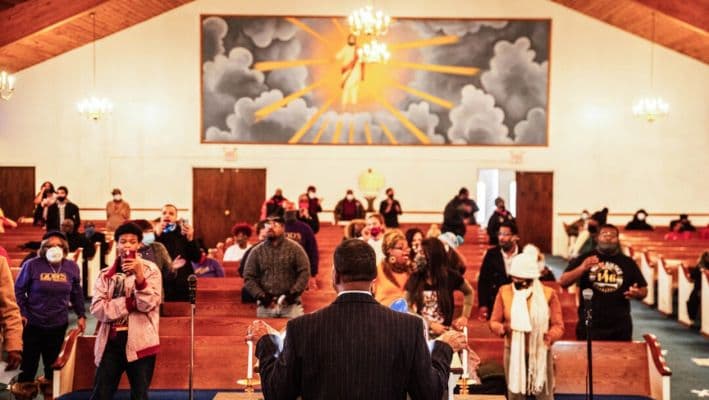 Los feligreses de la Iglesia Bautista Misionera Rey Salomón en Louisville, Kentucky, el 18 de enero de 2021. (Jon Cherry/Getty Images)
