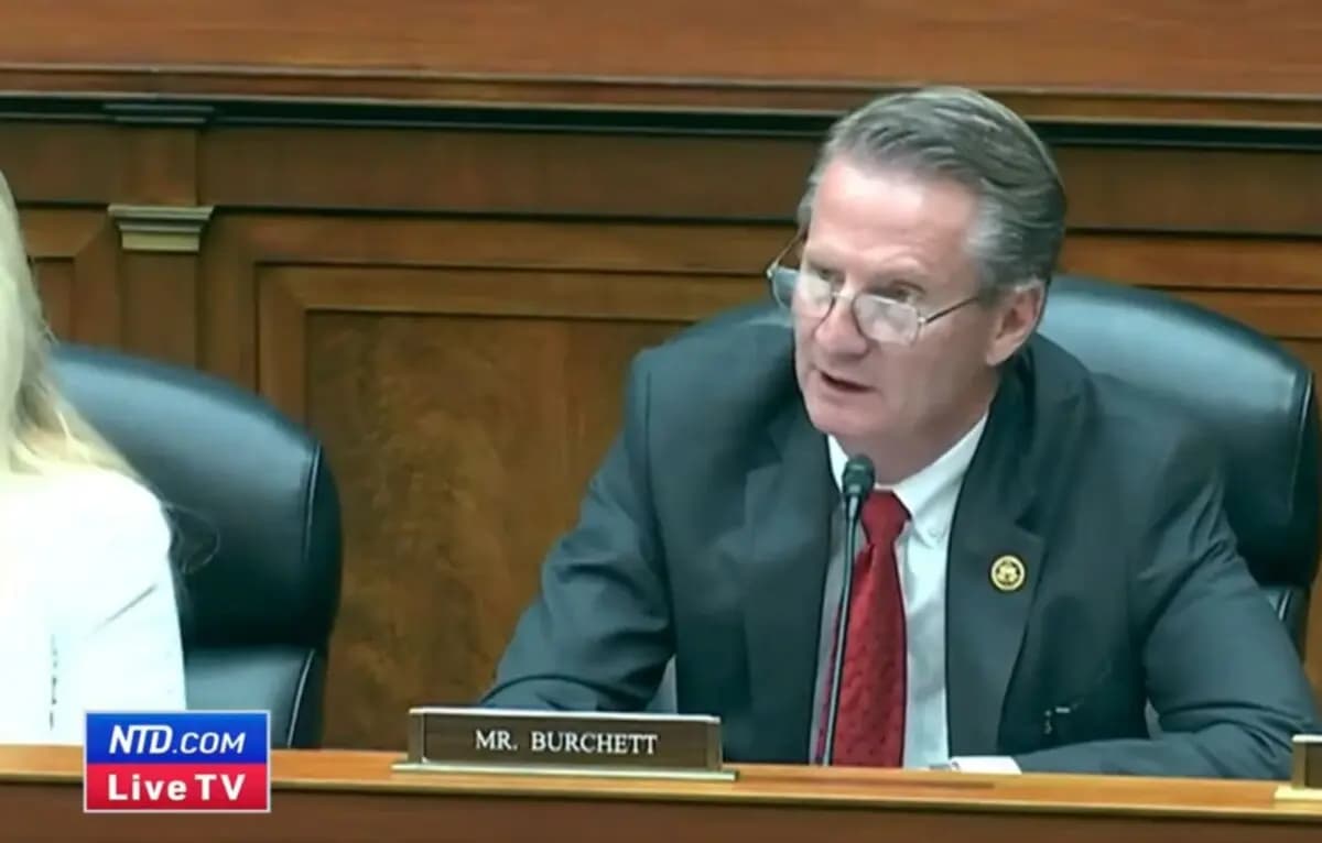 El representante Tim Burchett (R-Tenn.) y el general de brigada retirado Robert Spalding debaten sobre cómo el PCCh utiliza la guerra política para silenciar a los críticos de sus abusos contra los derechos humanos en Estados Unidos en una audiencia del Comité de la Cámara de Representantes sobre los esfuerzos del Partido Comunista Chino para infiltrarse e influir en los estadounidenses, el 17 de abril de 2024, en una captura de vídeo. (Comité de Supervisión de la Cámara de Representantes/Captura de pantalla a través de NTD)