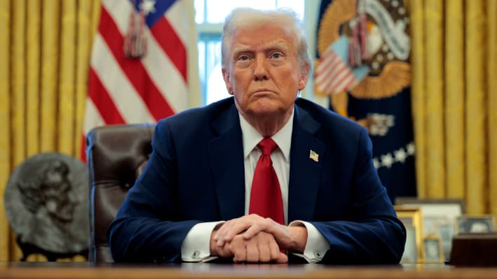 El presidente de EE. UU. Donald Trump habla con periodistas desde el Resolute Desk después de firmar una orden ejecutiva para nombrar al administrador adjunto de la Administración Federal de Aviación en la Oficina Oval de la Casa Blanca el 30 de enero de 2025 en Washington, DC. (Chip Somodevilla/Getty Images)