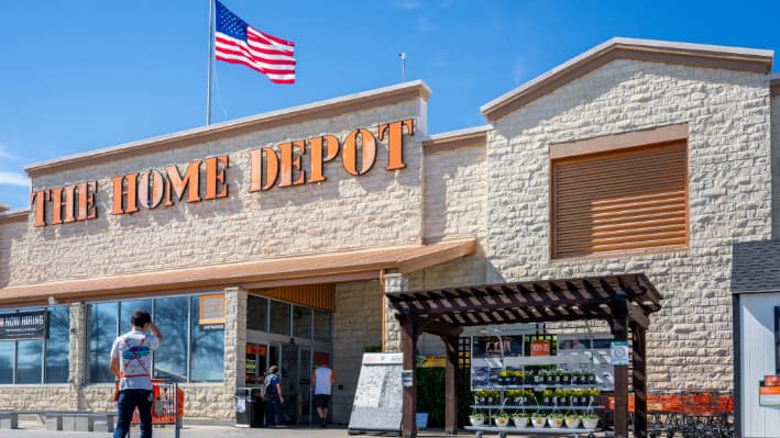 Un empleado devuelve un carrito en la tienda The Home Depot el 20 de febrero de 2024 en Austin, Texas. (Brandon Bell/Getty Images)