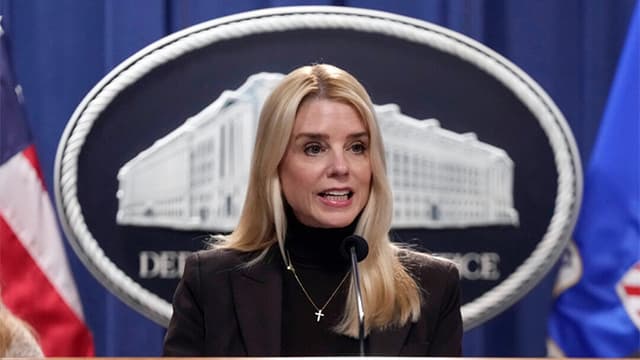 Fiscal general Pam Bondi advierte a 3 estados sobre las normas deportivas para las personas transgénero