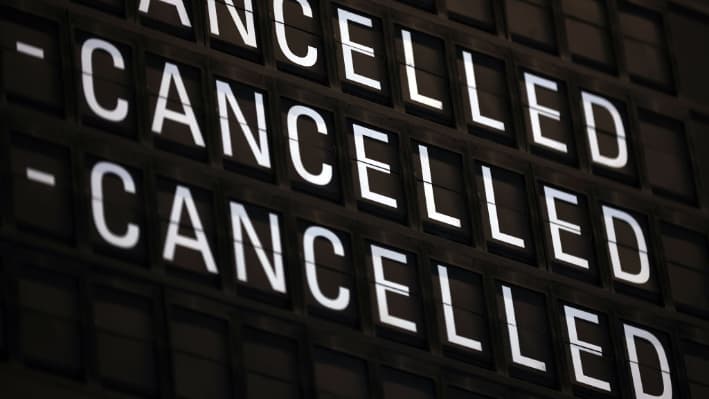 Una vista detallada del tablero de anuncios muestra los vuelos cancelados, en una imagen de archivo. (Alex Grimm/Getty Images)