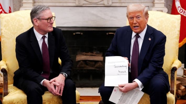 El presidente de Estados Unidos, Donald Trump, sostiene una carta del rey Carlos III de Gran Bretaña durante una reunión con el primer ministro británico, Keir Starmer, en la Oficina Oval de la Casa Blanca, el 27 de febrero de 2025. (Carl Court/Pool/AFP vía Getty Images)