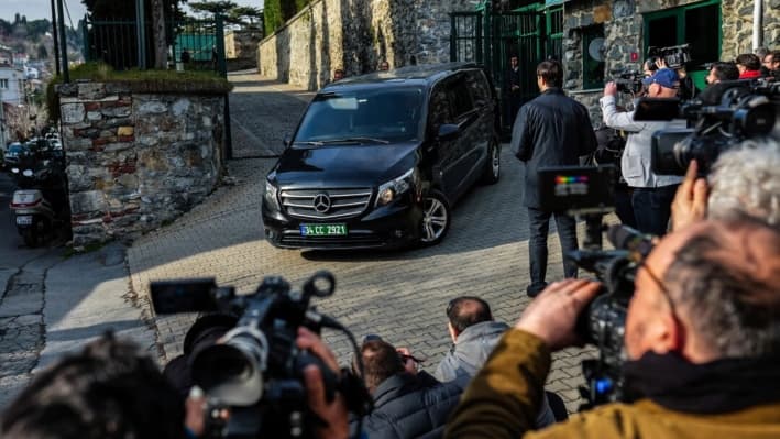 Una camioneta, que se cree que transporta diplomáticos rusos, sale de la residencia del Cónsul General de Estados Unidos luego de una reunión con sus homólogos estadounidenses para discutir el funcionamiento de las embajadas, en Estambul, Turquía, el 27 de febrero de 2025. (Francisco Seco/AP Photo)