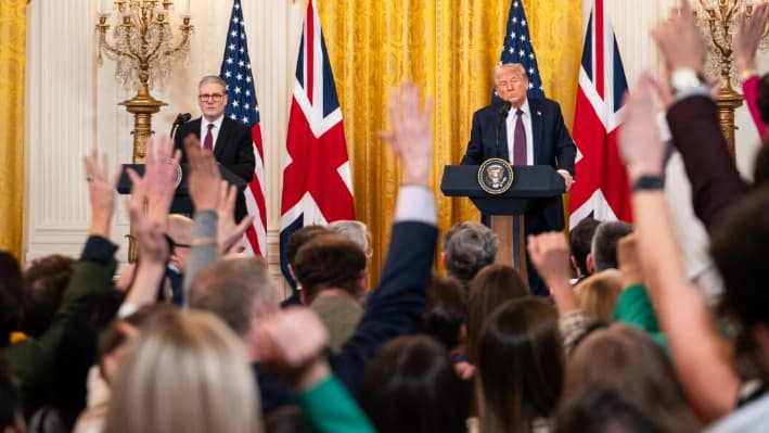 El primer ministro británico, Keir Starmer (izq.), y el presidente estadounidense, Donald Trump, hablan durante una rueda de prensa conjunta en la Casa Blanca el 27 de febrero de 2025. (Madalina Vasiliu/The Epoch Times(